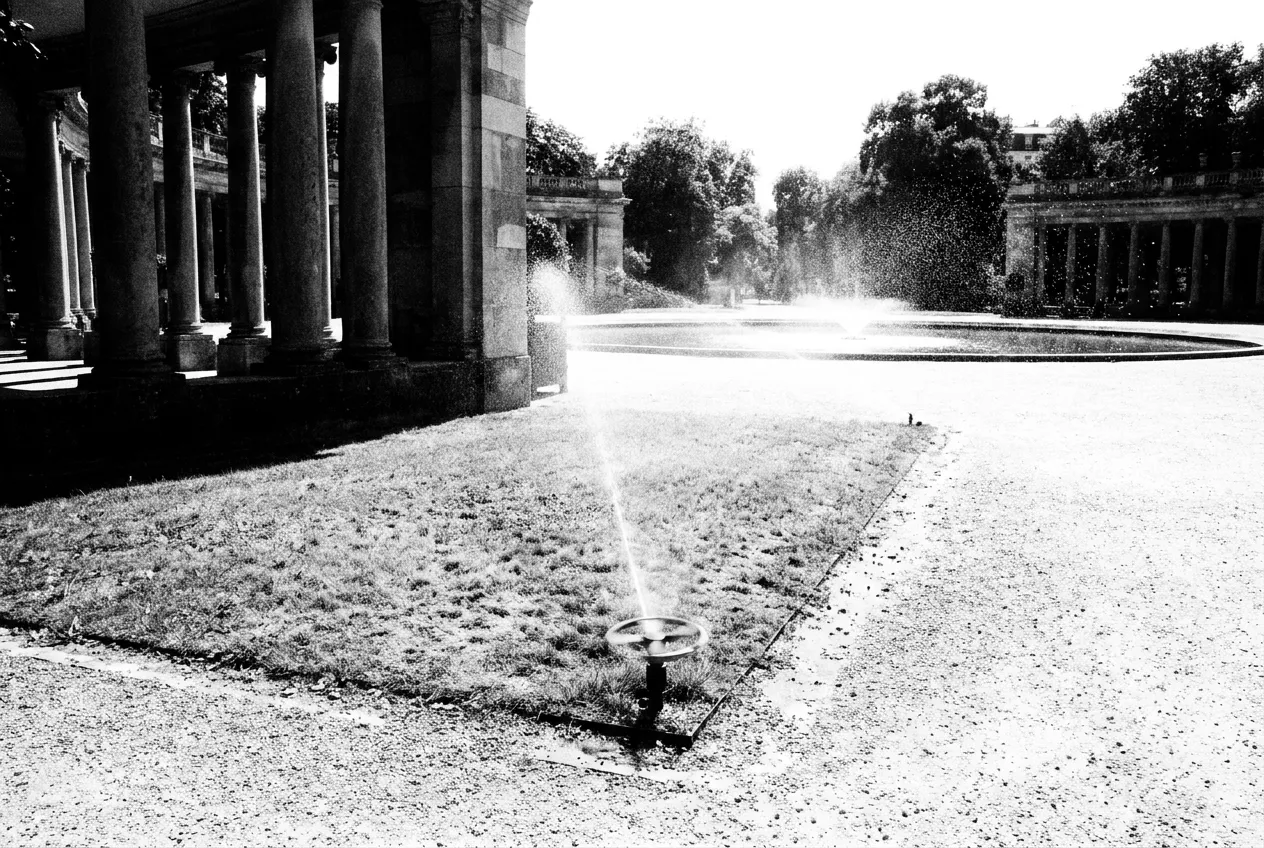 Les pelouses jaunies d'août, un arrosage automatique qui tourne, Parc Monceau, Ven 14 août 2026