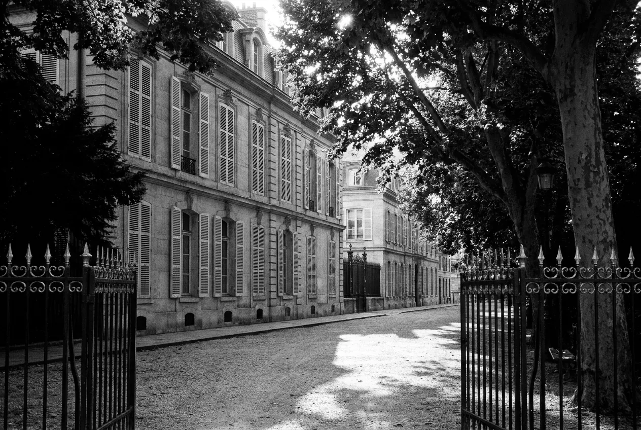 Les hôtels particuliers de l'avenue Vélasquez derrière les arbres, volets fermés, Parc Monceau, Ven 14 août 2026