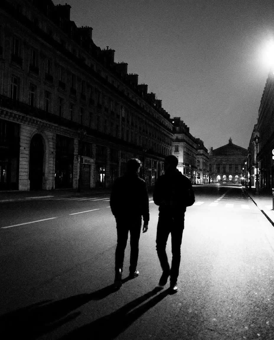 Deux silhouettes qui traversent le boulevard Haussmann vide, la nuit, La nuit du 15 août, Sam 15 août 2026