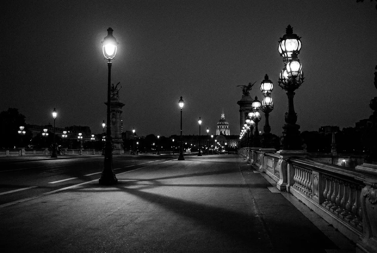 Le pont Alexandre III, lampadaires dorés allumés, personne, La nuit du 15 août, Sam 15 août 2026