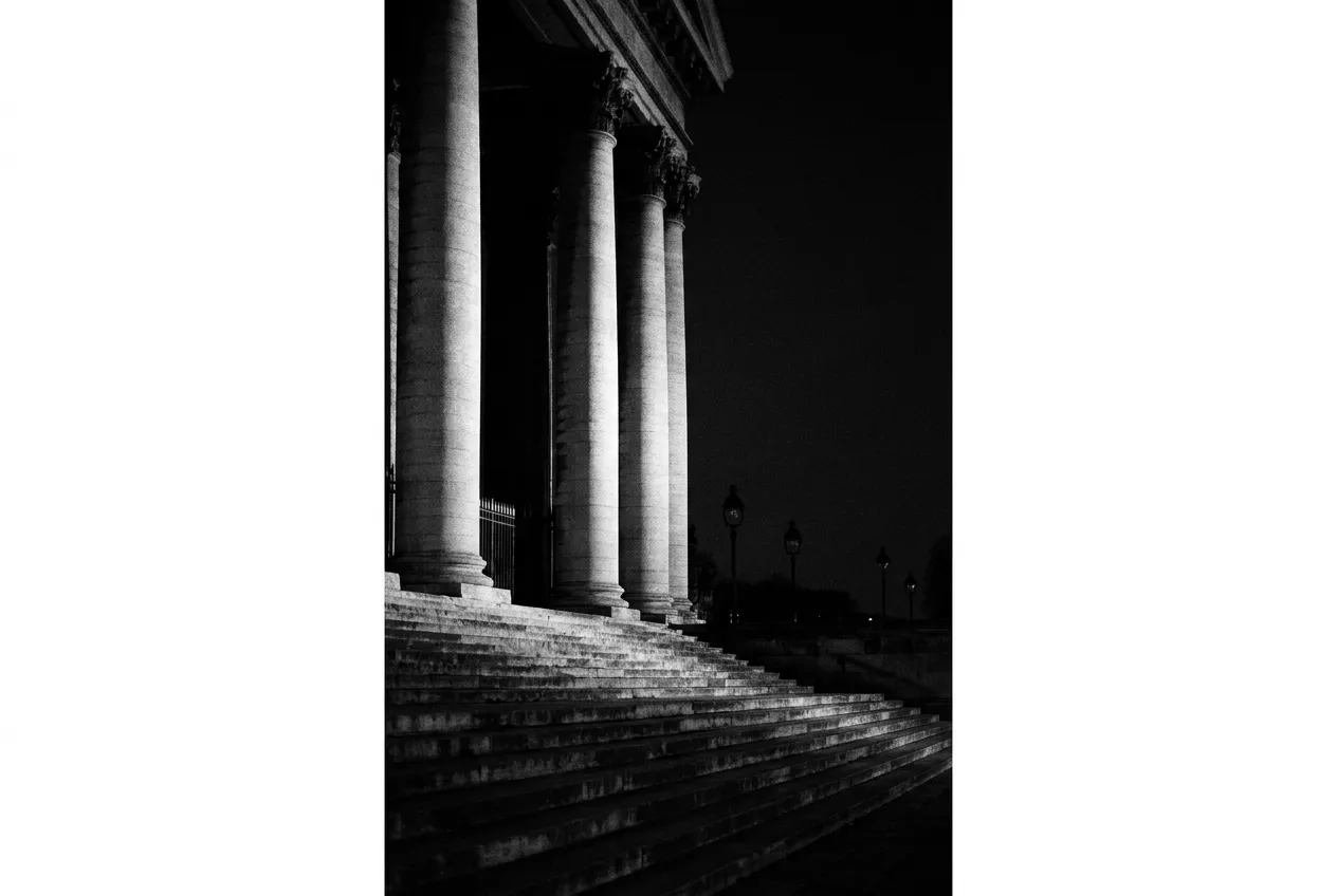 Les colonnes de la Madeleine éclairées, marches vides, La nuit du 15 août, Sam 15 août 2026