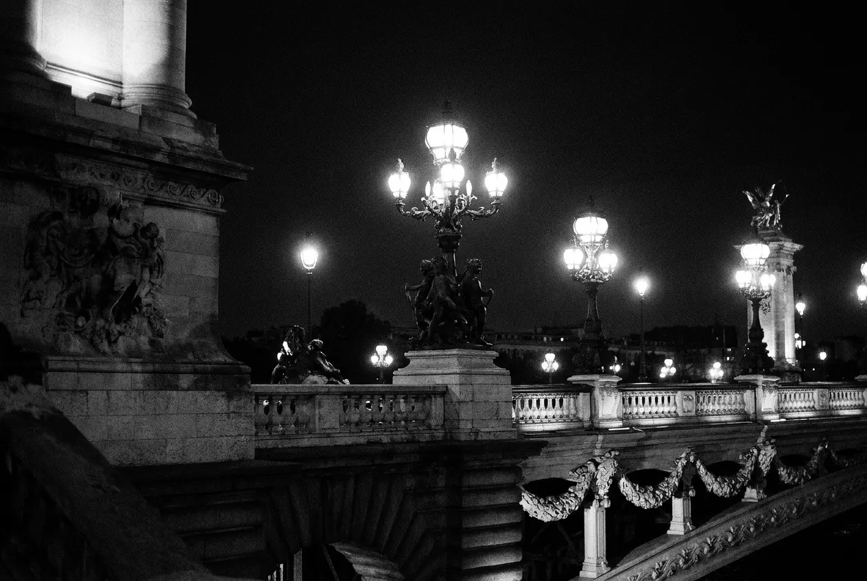 Le pont Alexandre III, lampadaires dorés allumés, personne dessus, La nuit du 15 août, Sam 15 août 2026