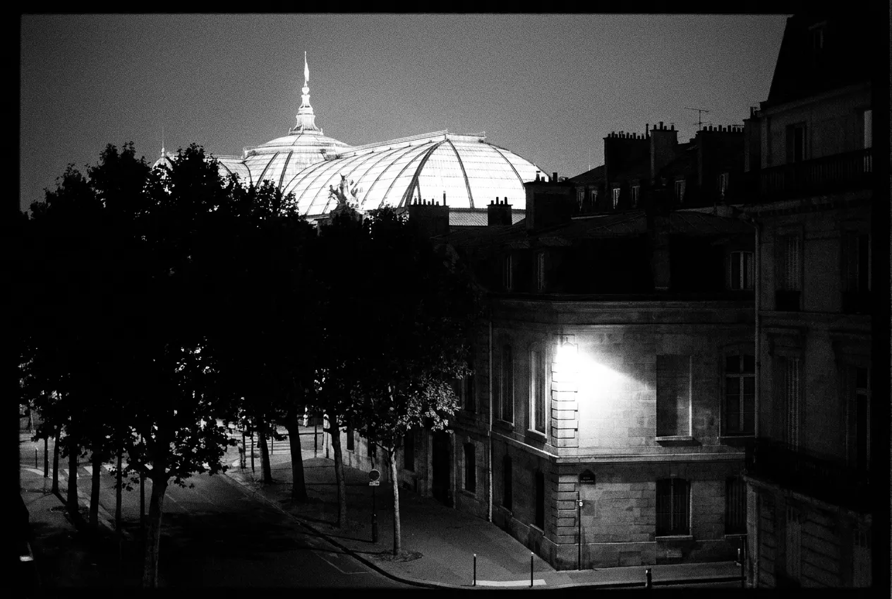 La verrière du Grand Palais qui brille au-dessus des arbres, La nuit du 15 août, Sam 15 août 2026